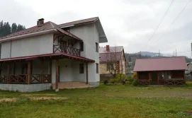 Будинок та колиба