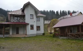 Будинок та колиба