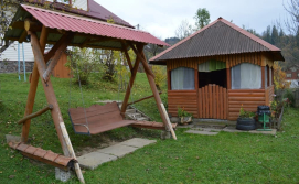 Альтанка і гойдалка - Приватна садиба Краєвиди Карпат