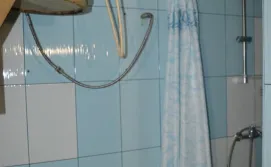 Зливна бочка і душ в сауні