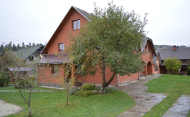 Приватна садиба Затишок в Карпатах - територія