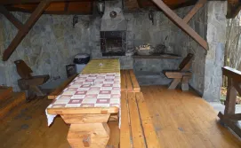 Колиба на території Смерикового Маєтку