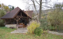 Колиба на території Смерикового Маєтку