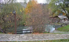 Ставок для купання після сауни на території маєтку Смерековий