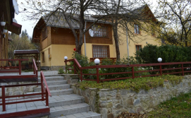 Двоповерховий котедж на 20 людей