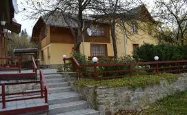 Двоповерховий котедж на 20 людей