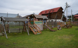 Дитячий майданчик поруч з котеджем Обіч