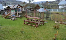 Дитячий майданчик поруч з котеджем Обіч