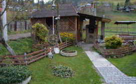 Альтанка поруч з котеджем Обіч