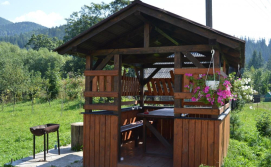 Приватна садиба "Під скитом"