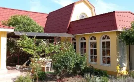 Кухня с верандой, крытая беседка отдельные строения.