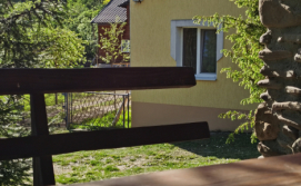 Приватна садиба У Івана Під Липами