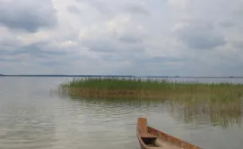 Човен на прокат, екскурсії на острів, риболовля.