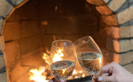 Повний набір всього необхідного посуду, включаючи келихи на вино та шампанське