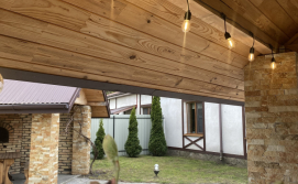 В кожній альтанці є світло та вогники, які працюють за допомогою акумуляторних батарейок, що надасть змогу приємно проводити час навіть за умови вимкнення електроживлення