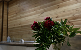 Свіжі квіти та свічки нададуть особливої атмосфери вашим вечорам