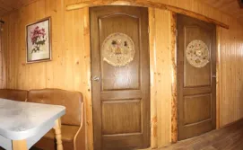 Вітальня, двері в спальні