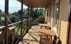 Балкон у будиночку