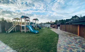 Дитячий майданчик на базі відпочинку 4 сезони