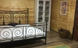 Будинок для відпочинку поряд з озером.