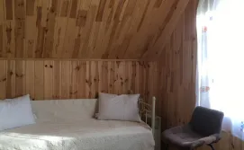 Будинок для відпочинку поряд з озером.