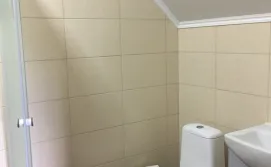 Будинок для відпочинку поряд з озером.