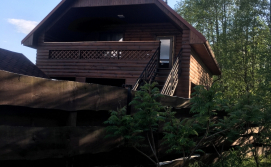 Будинок для відпочинку поряд з озером.