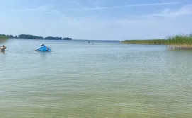 Будинок для відпочинку поряд з озером.