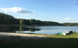 Будинок для відпочинку поряд з озером.