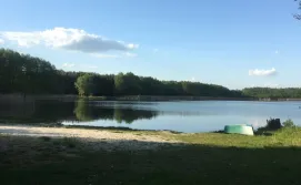 Будинок для відпочинку поряд з озером.