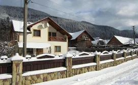 Приватна садиба За рікою