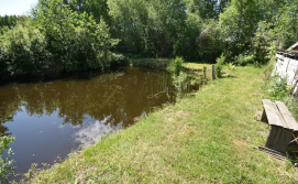 Відгороджений ставок поруч з територією апартаментів Роксена