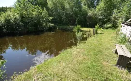 Відгороджений ставок поруч з територією апартаментів Роксена