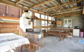 Крита альтанка на території