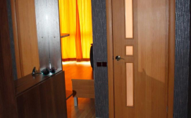 В коридоре большое зеркало