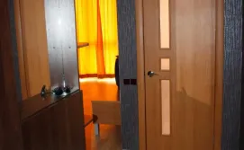 В коридоре большое зеркало