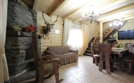 Приватний сектор Поляниця деревяний будинок з каміном відпочинок в Карпатах Буковель
