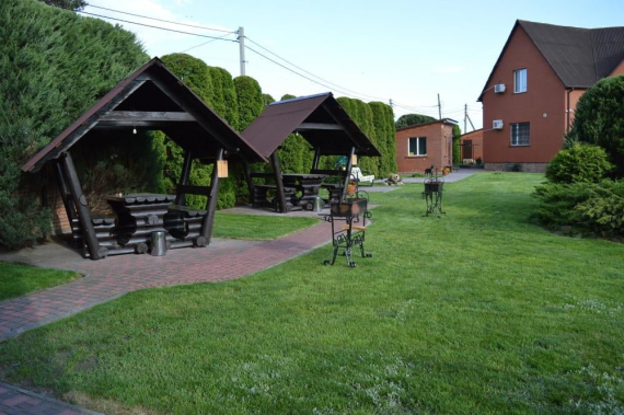 Котедж з басейном - територія