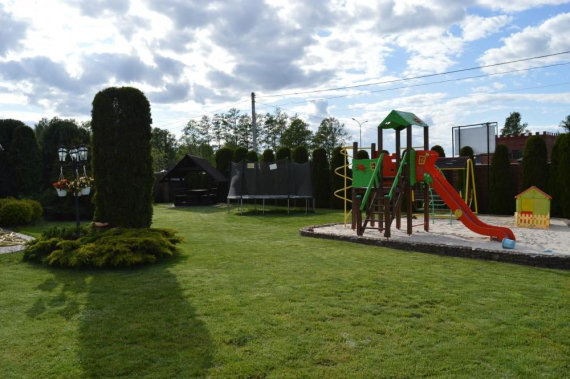 Котедж з басейном - дитячий майданчик