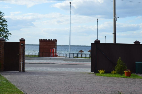 Котедж з басейном - центральний в'їзд