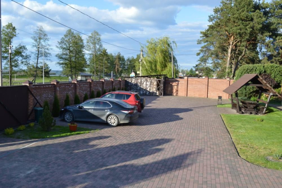 Котедж з басейном - закрита парковка під відеонаглядом