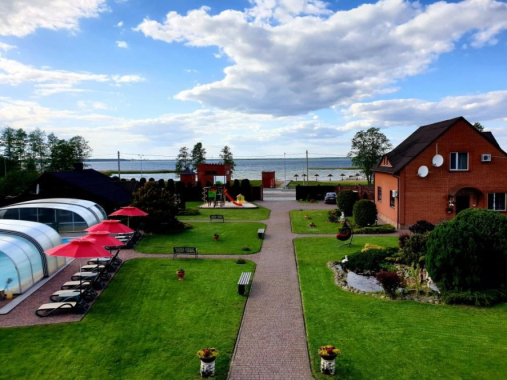 Котедж з басейном