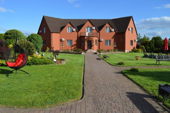 Котедж з басейном