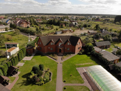 Котедж з басейном з висоти