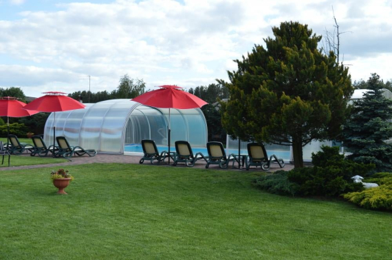 Котедж з басейном - територія літньої зони відпочинку навколо басейну