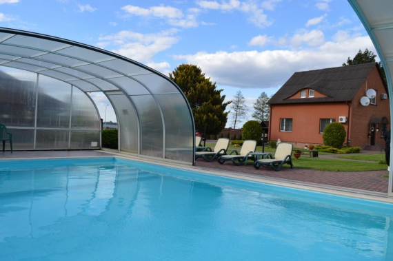 Котедж з басейном