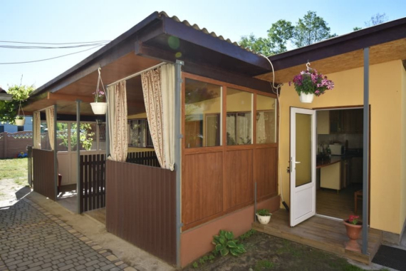 Тримісний зі зручностями Тримісний зі зручностями