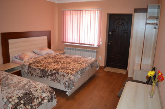 Тримісний Тримісний