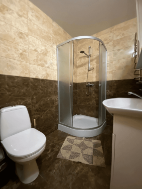 Восьмимісний Восьмимісний