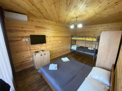 Восьмимісний Восьмимісний